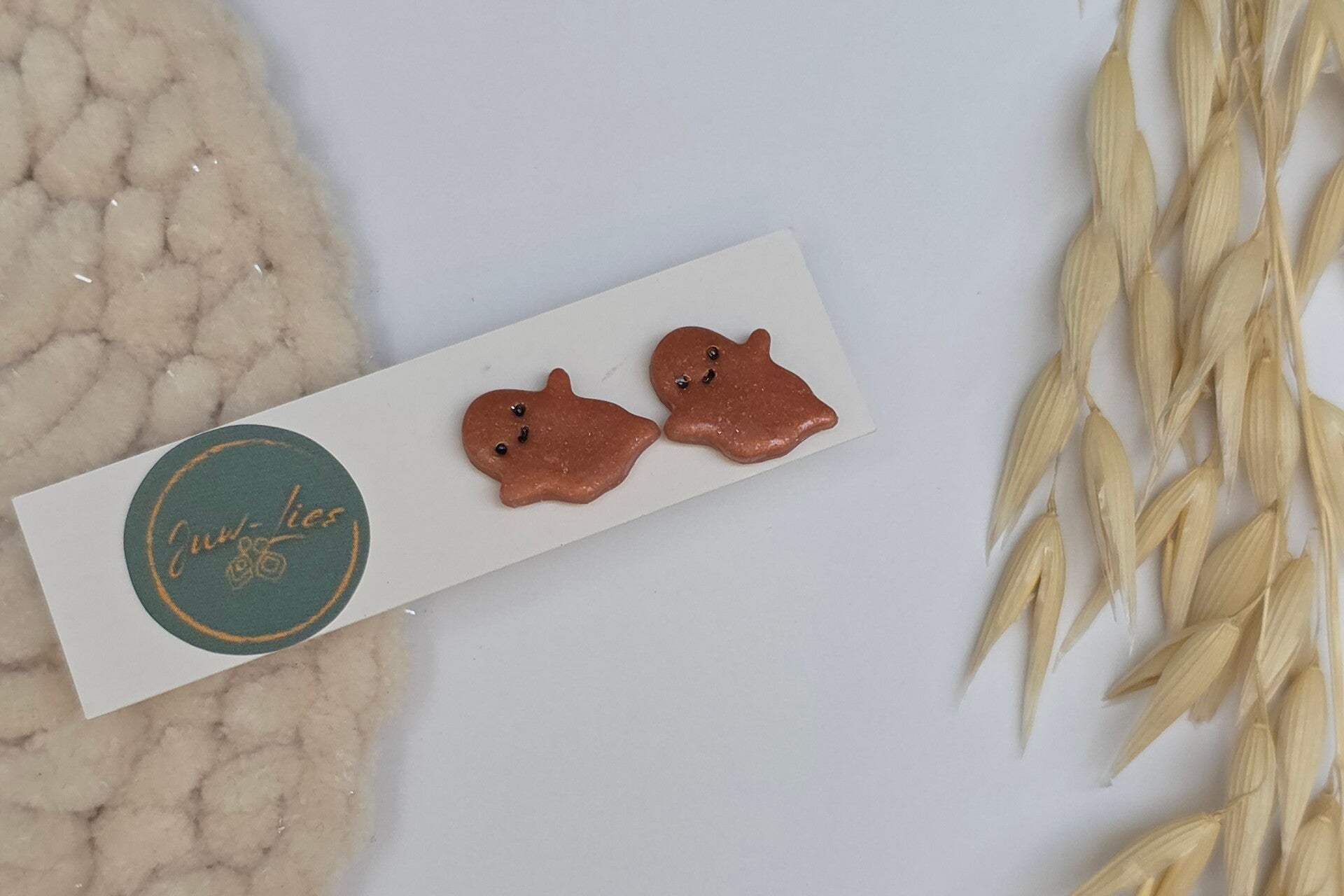 Kleine bronskleurige spookjes oorstekers, halloween.