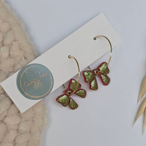 rode strikjes met groene glitters aan oorring, kerst