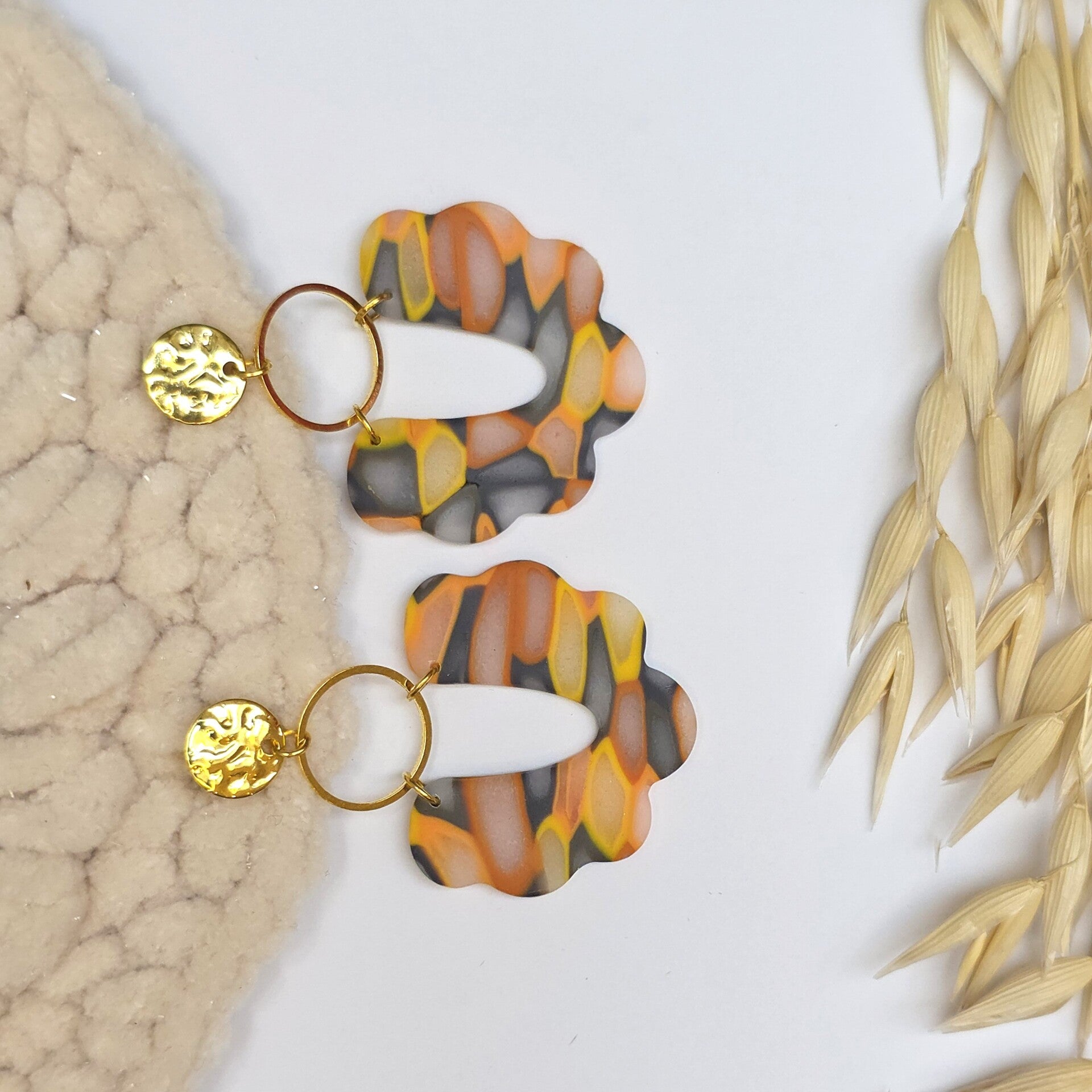 Elegante multicolor oorbellen, herfstkleuren en RVS goudkleurige accenten