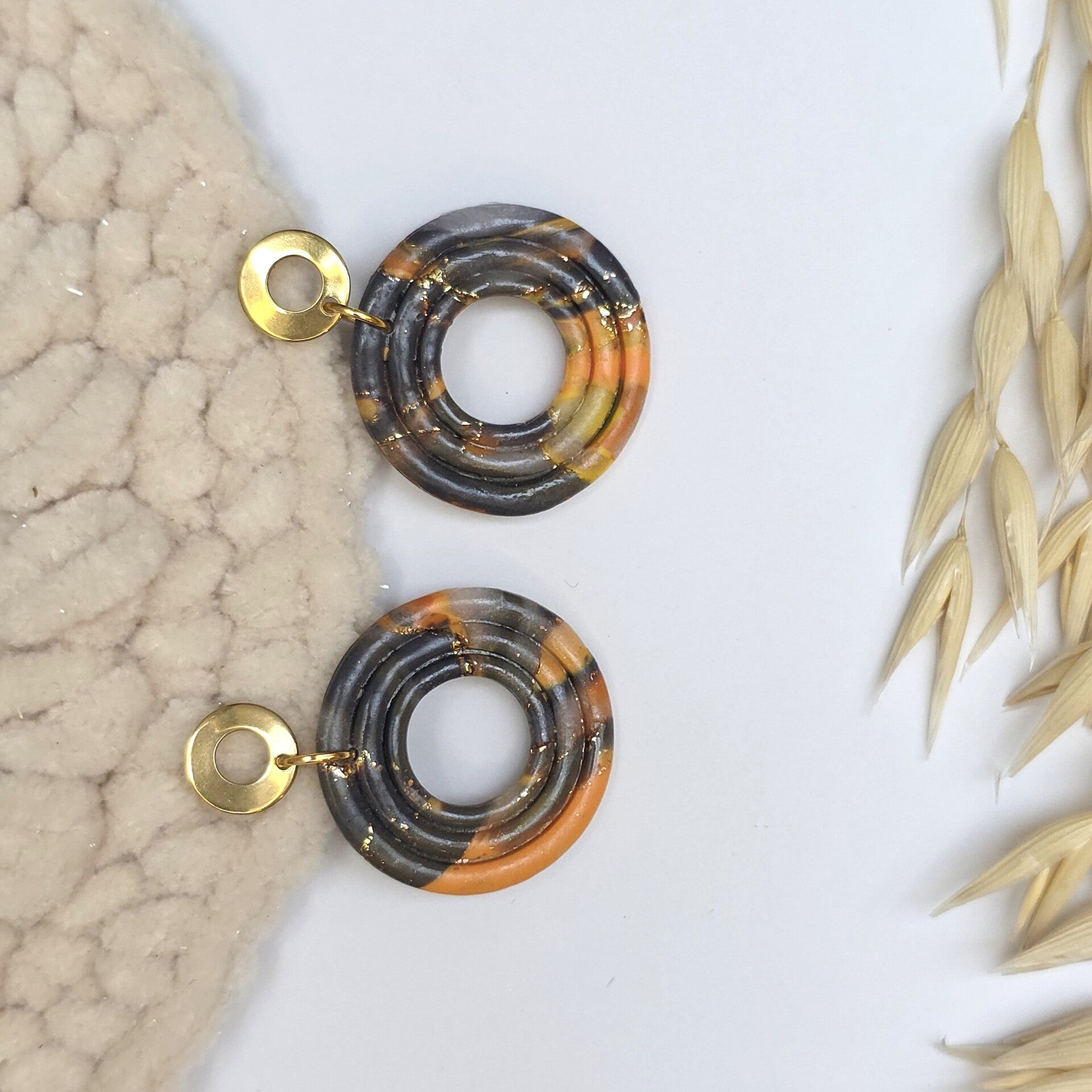 ronde oorbellen in herfstkleuren met goudkleurige ronde RVS oorstekers