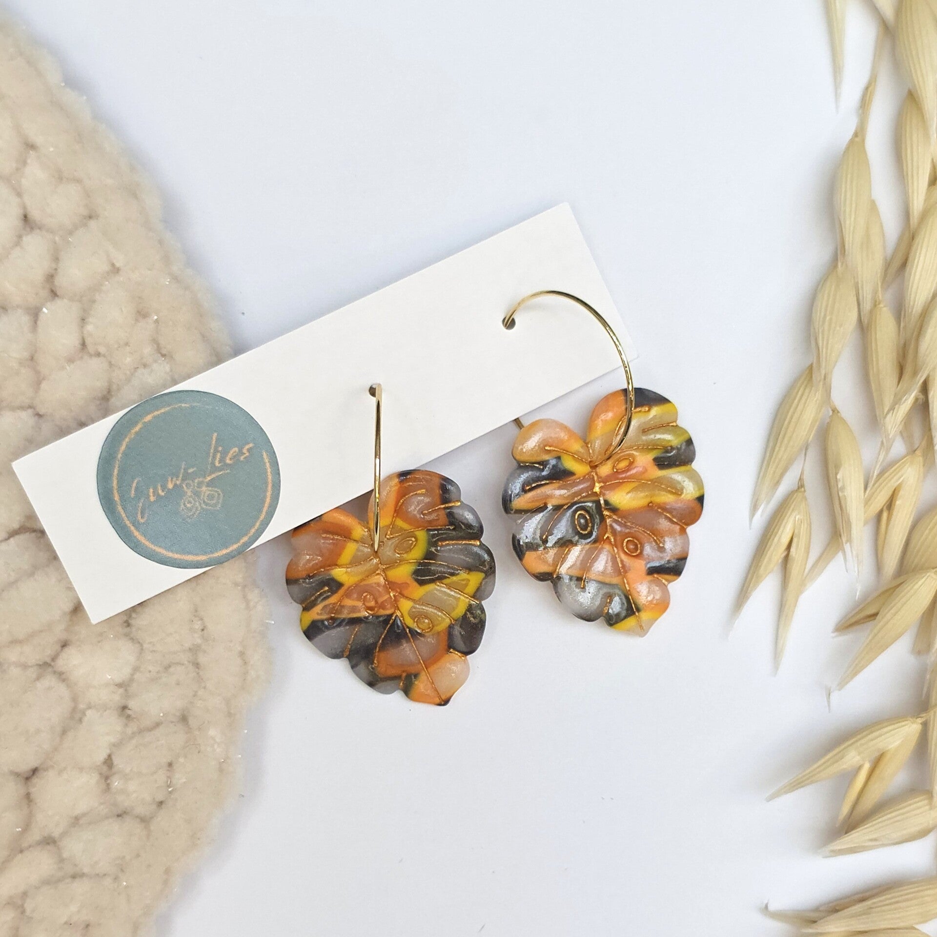 Multicolor herfstblad, herfstkleuren, aan RVS goudkleurige oorring