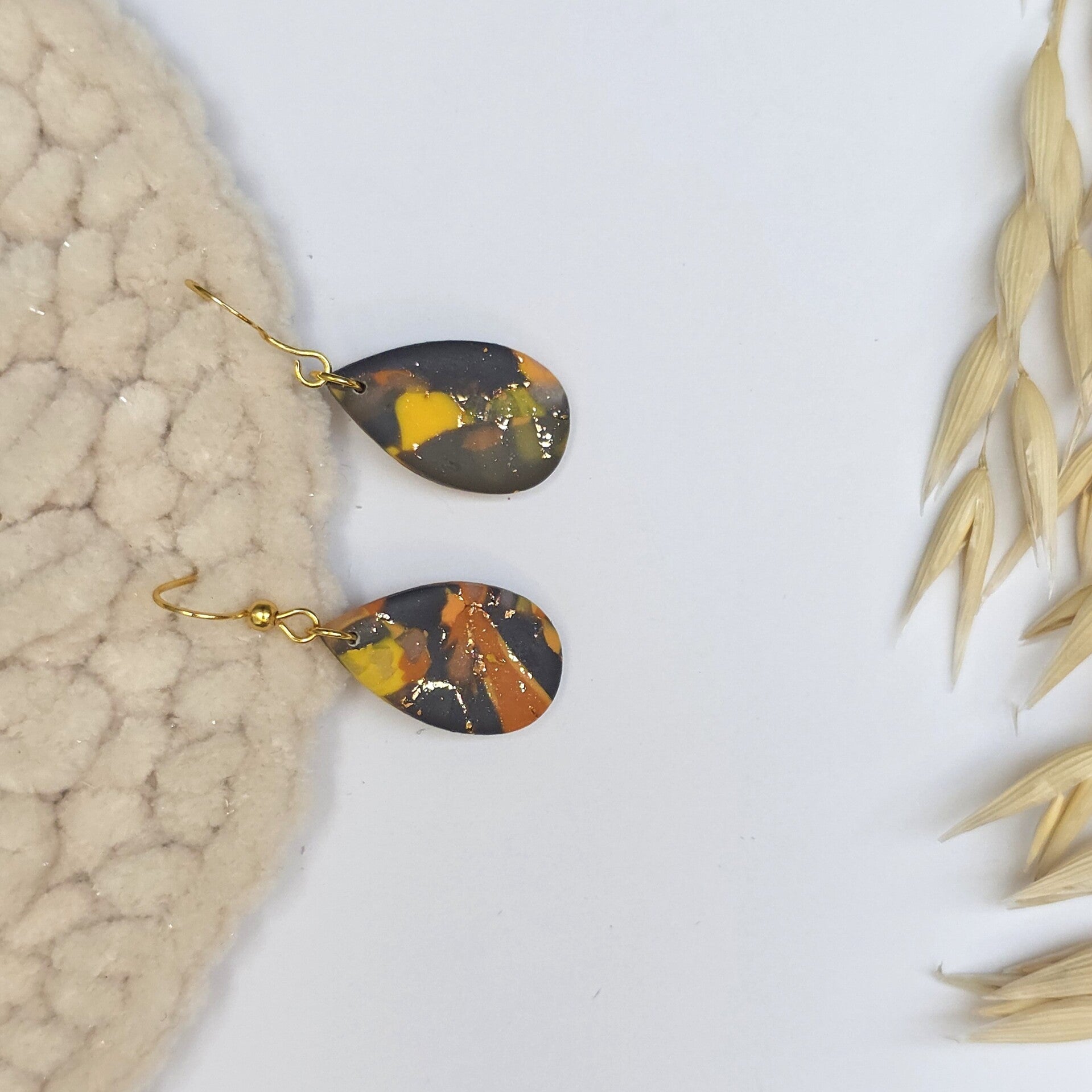 Druppel in herfstkleuren aan goudkleurige RVS oorhaakje