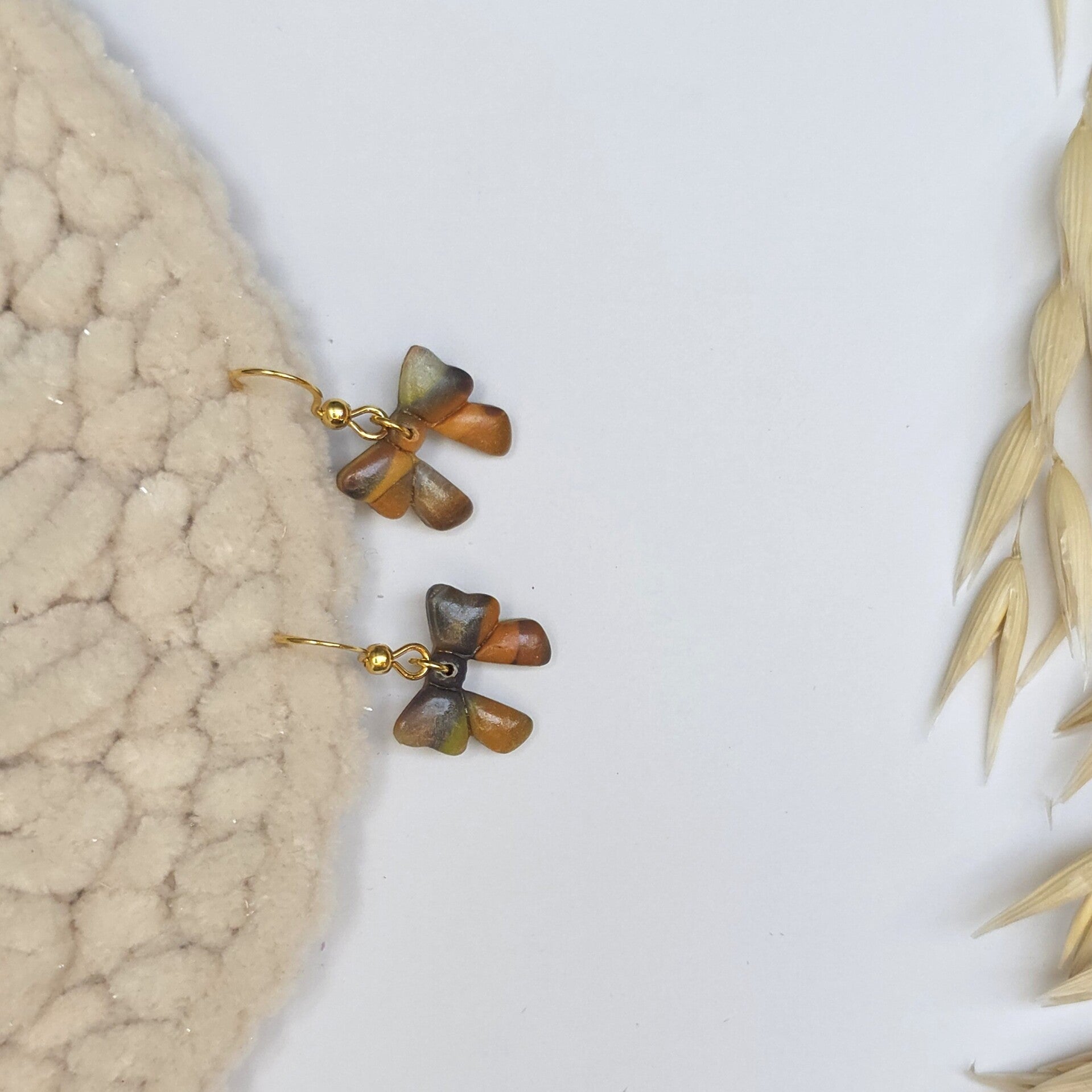 herfstkleurige strikjes aan goudkleurige RVS oorhaakjes