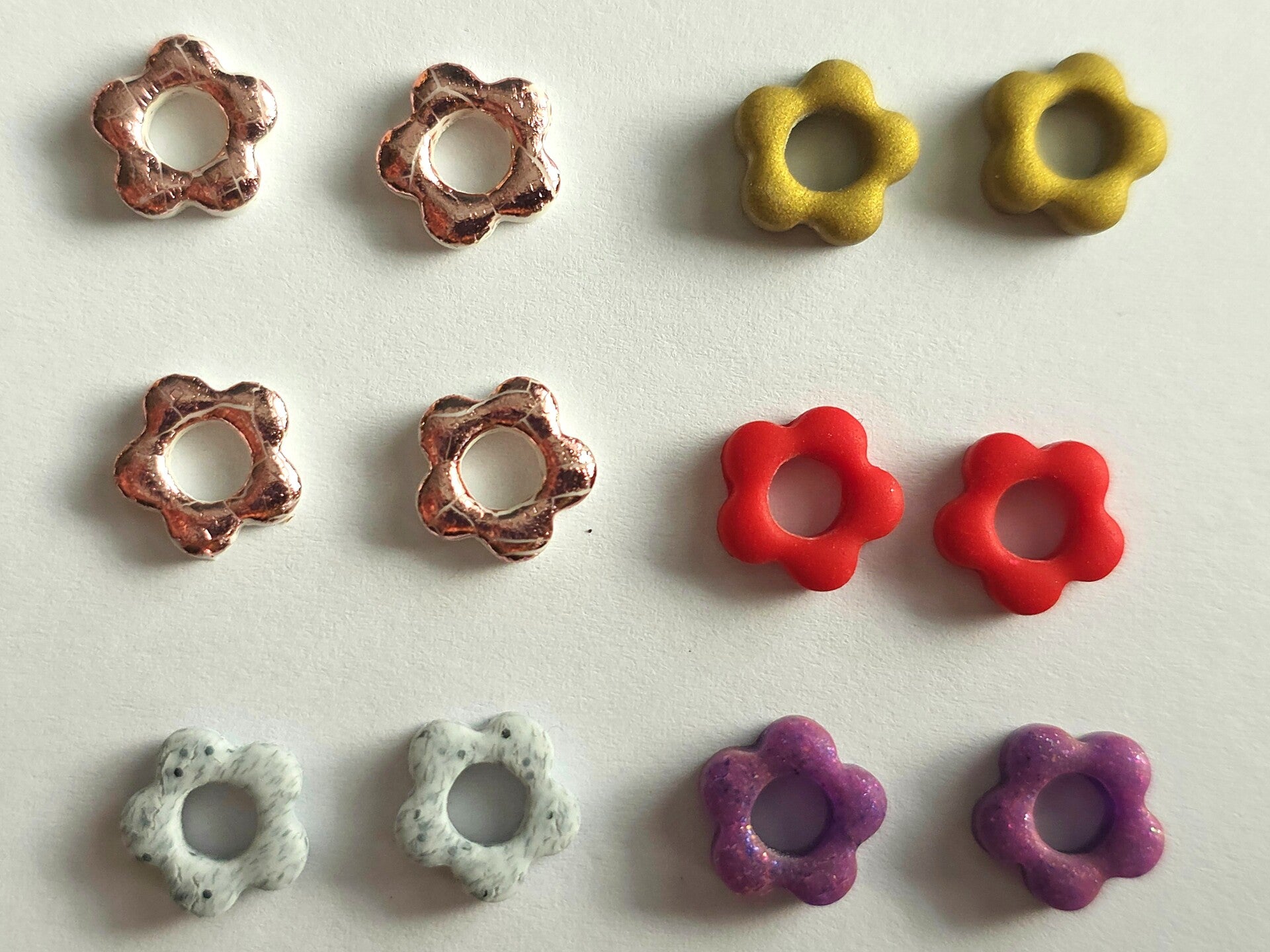 kleine bloemetjes (bedels) voor aan de zilveren en gouden oorringen