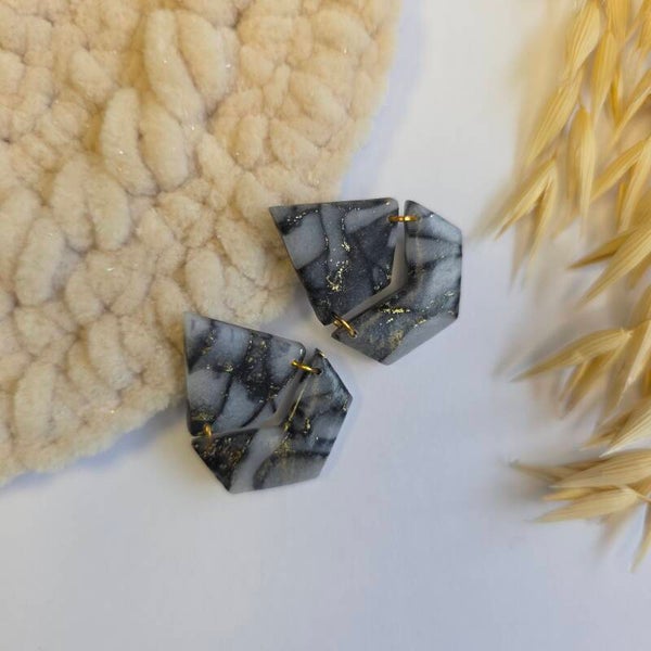 zwarte gemarmerde hoekige oorbellen.