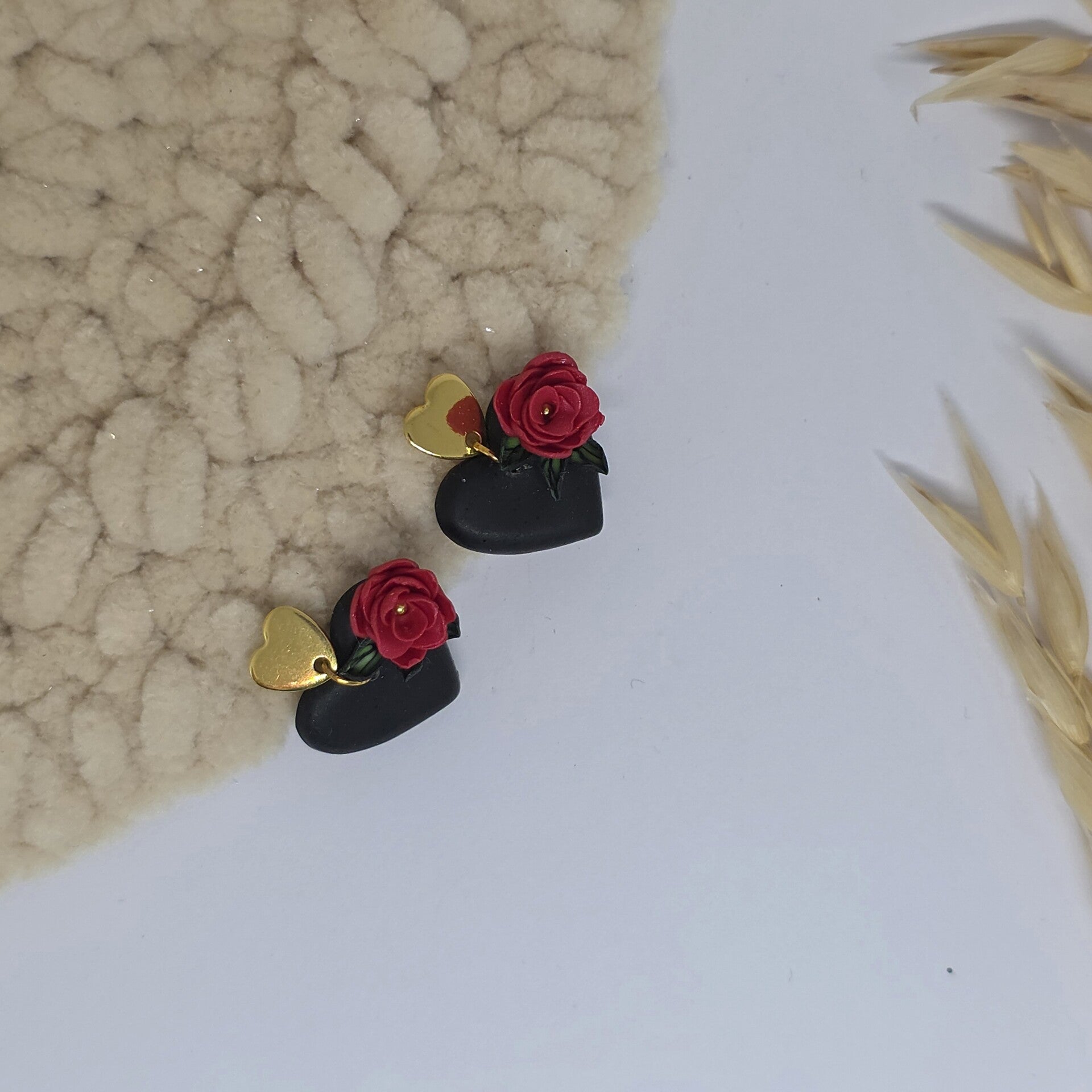 zwart hartje met bloem aan hartjes steker