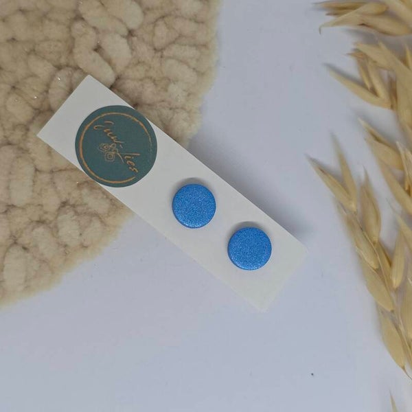 kleine blauwe metallic oorstekers
