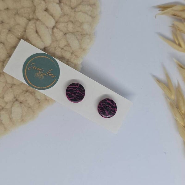 zwarte oorstekers met roze krak