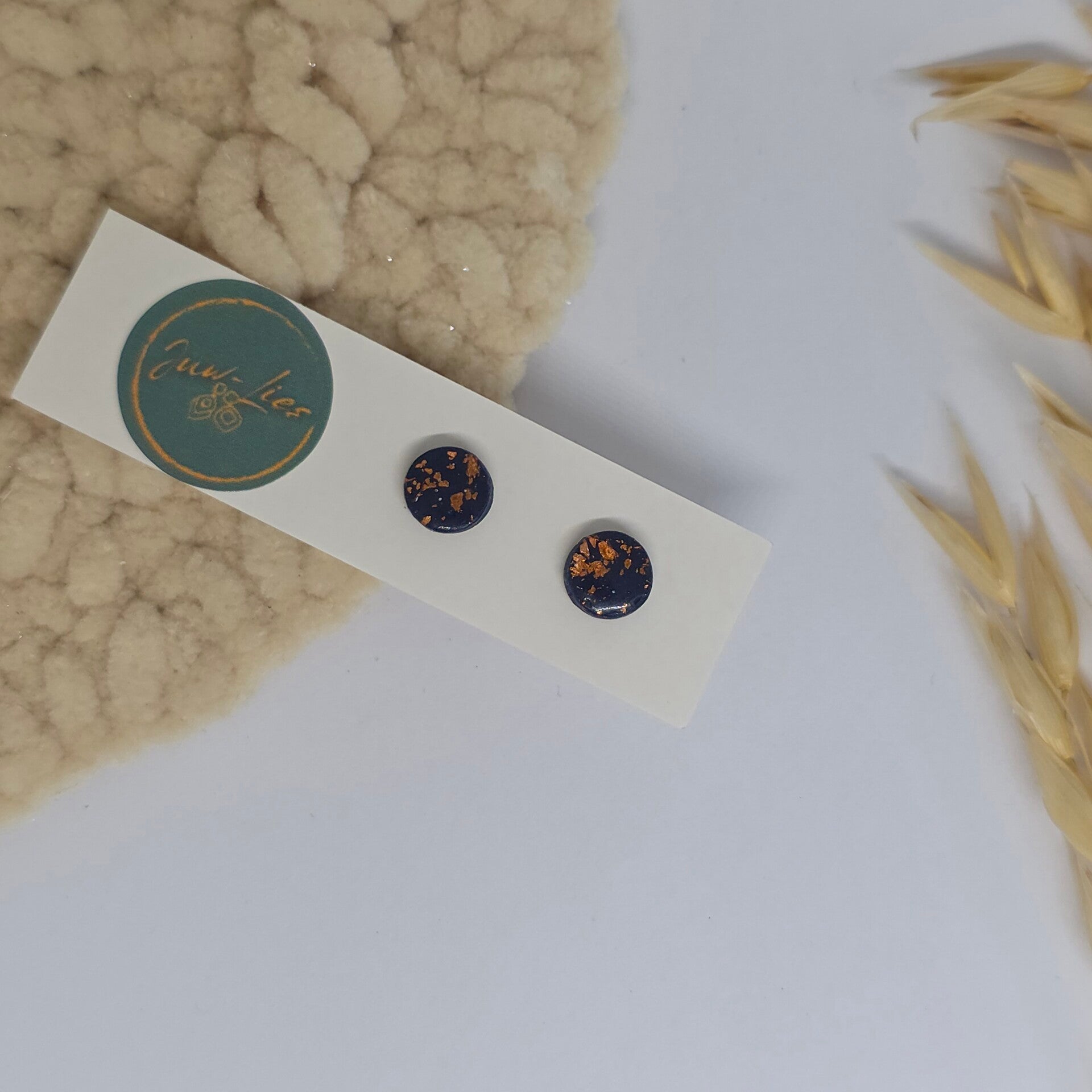 kleine donkerblauw met goud oorstekers
