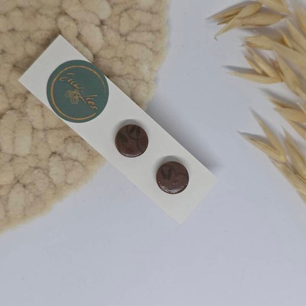 Oorstekers - rond - bruin met subtiel bloemenpatroon