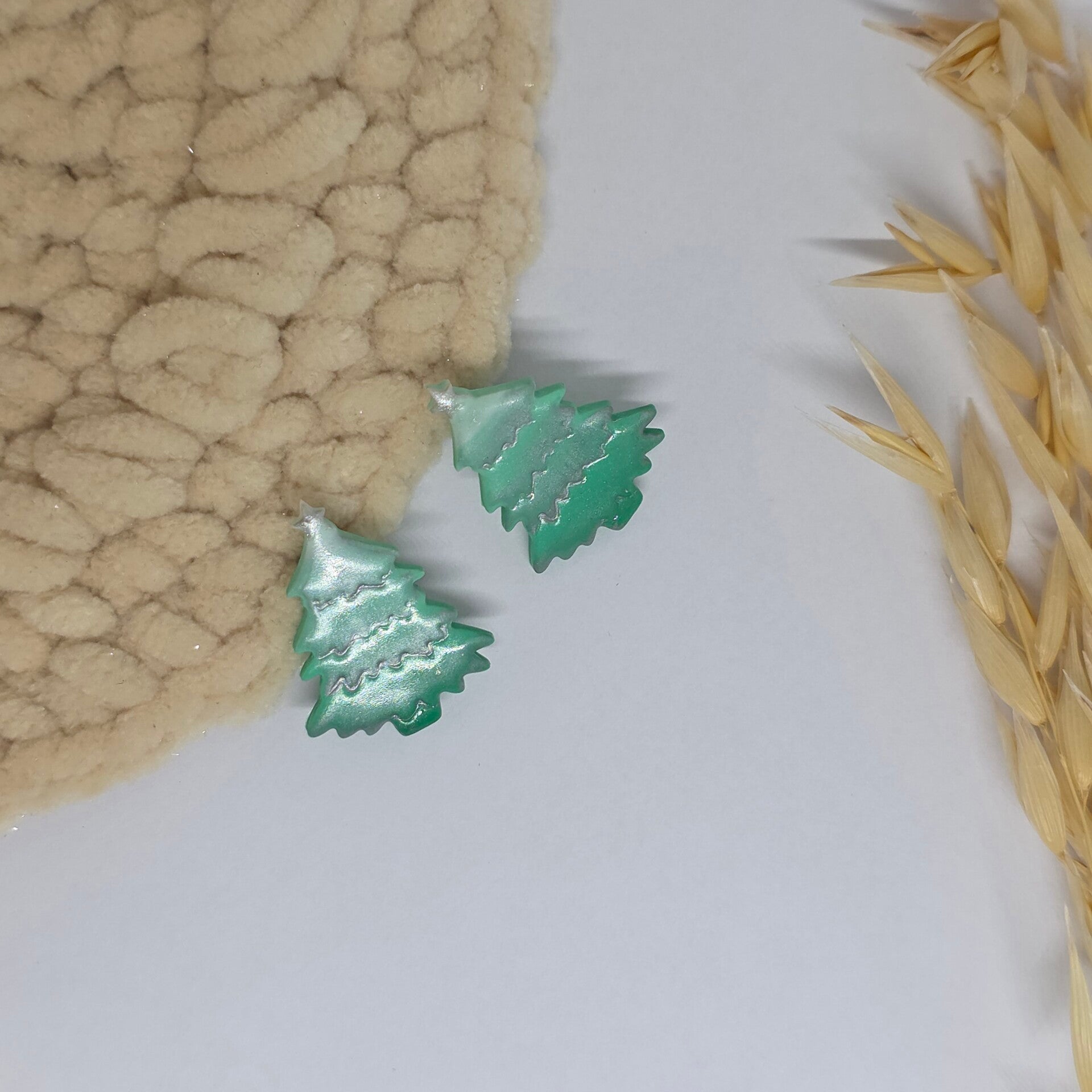 Kerstboom oorbellen in groentinten met zilver.