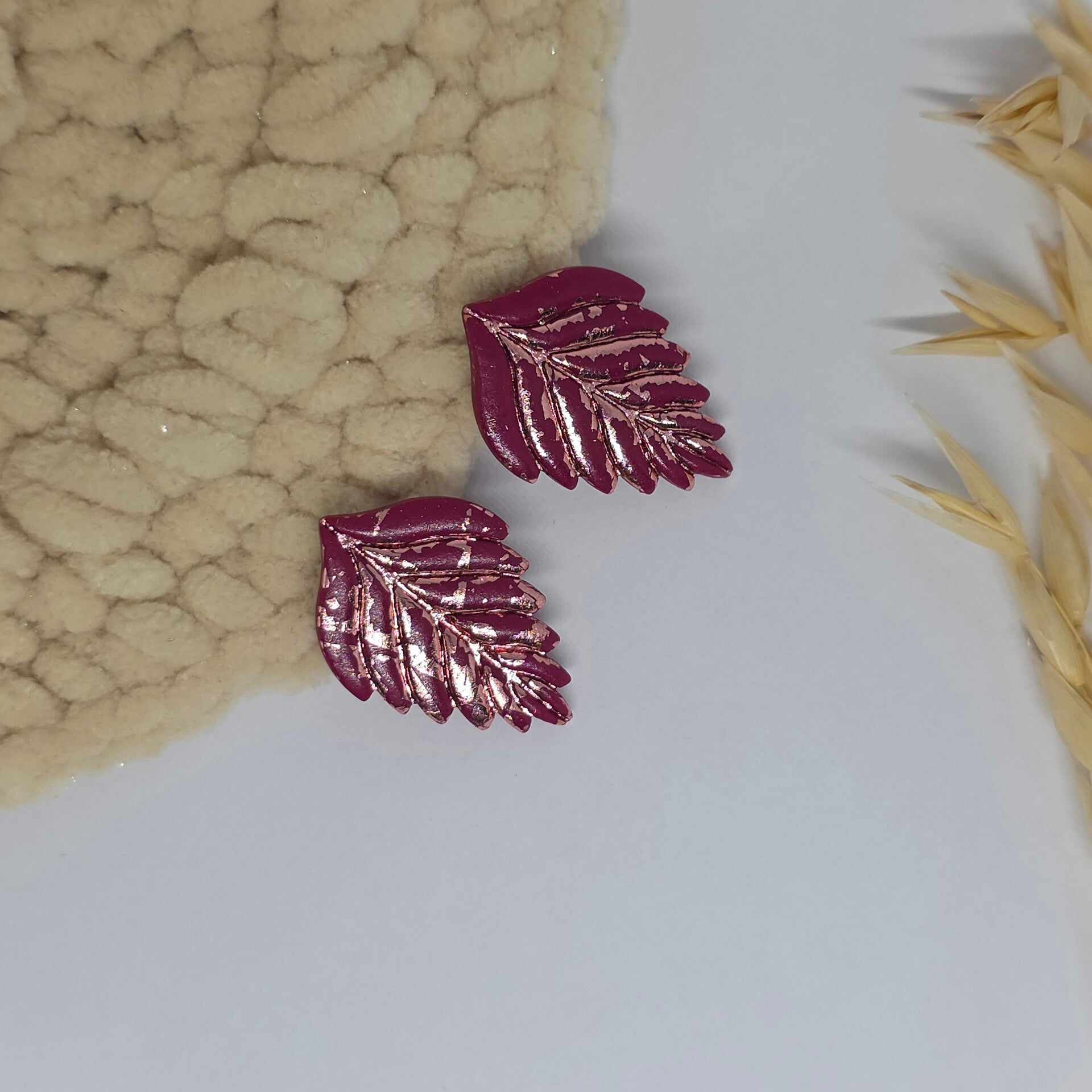 donkerroze blaadjes met rozegouden accenten