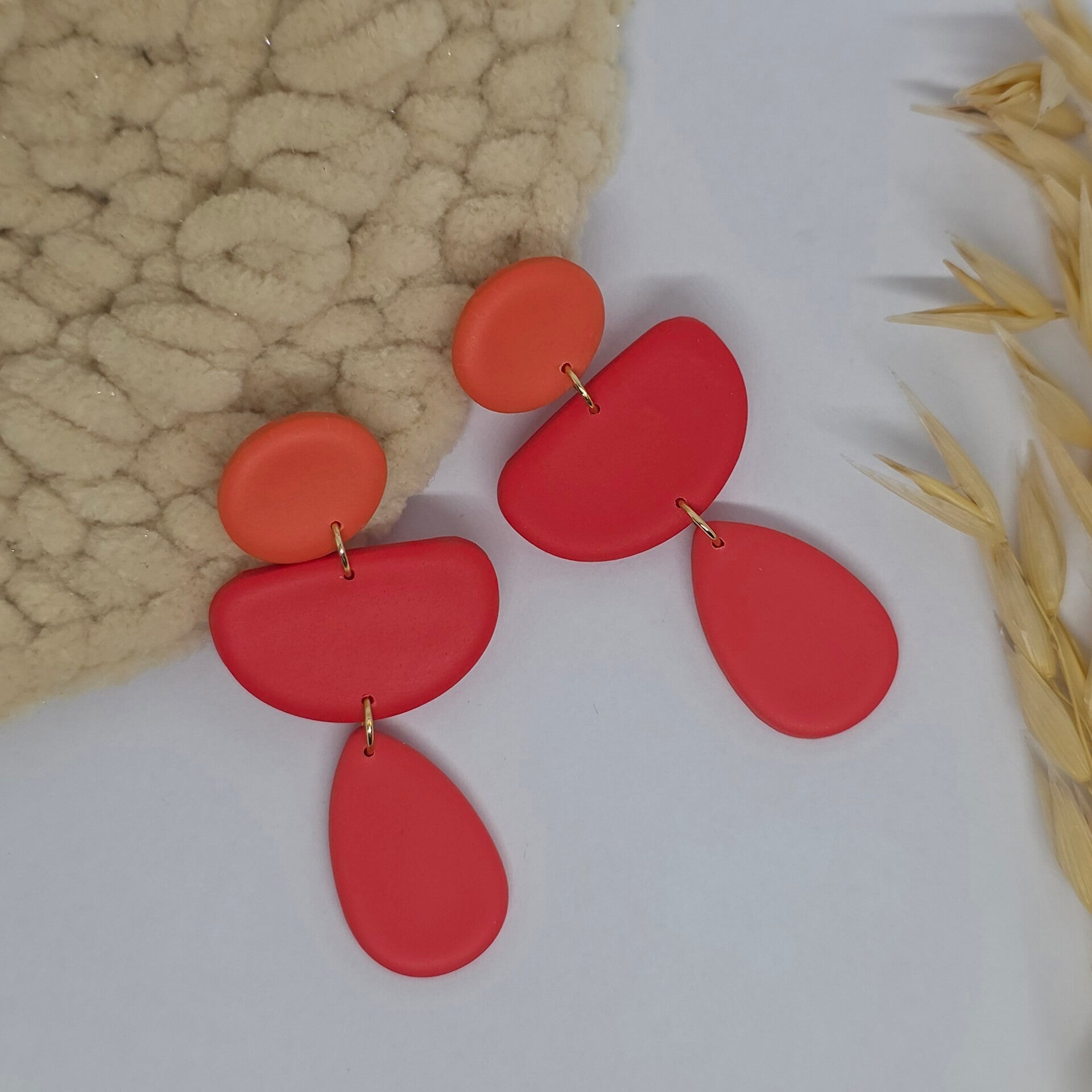 Elegante grote oorbellen in roze tinten