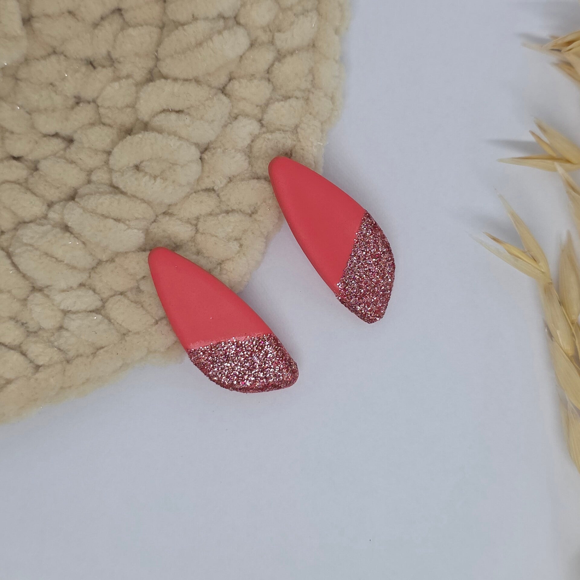 Roze oorstekers met glitter