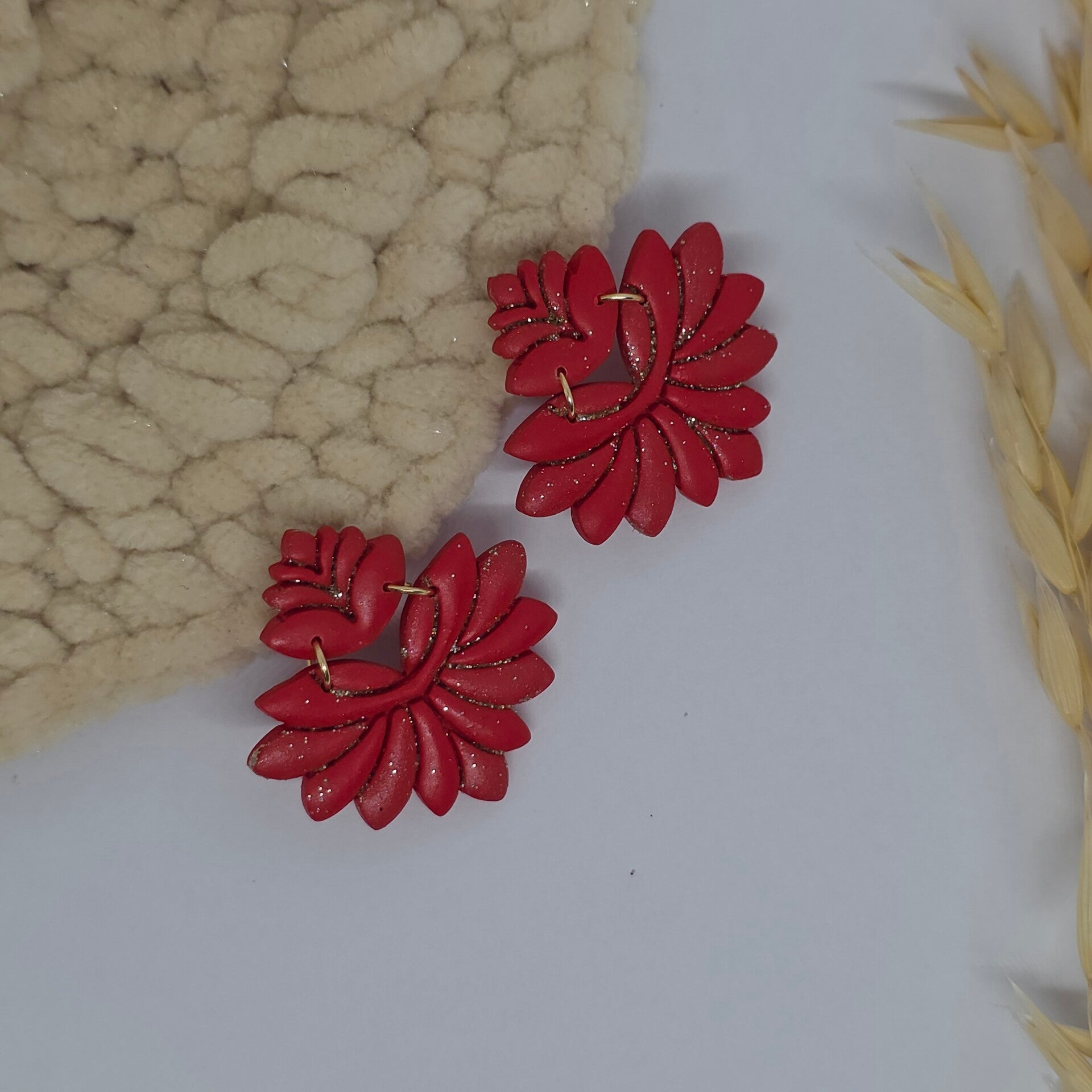 prachtige rode oorbellen, perfect voor kerst.