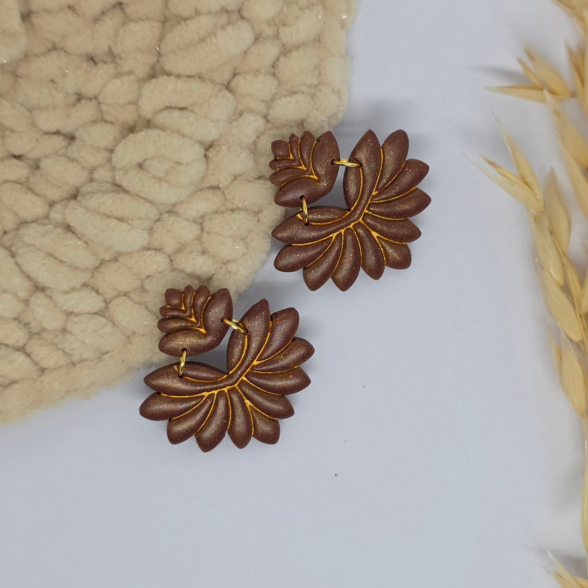 Bruin met gouden sierlijke oorbellen