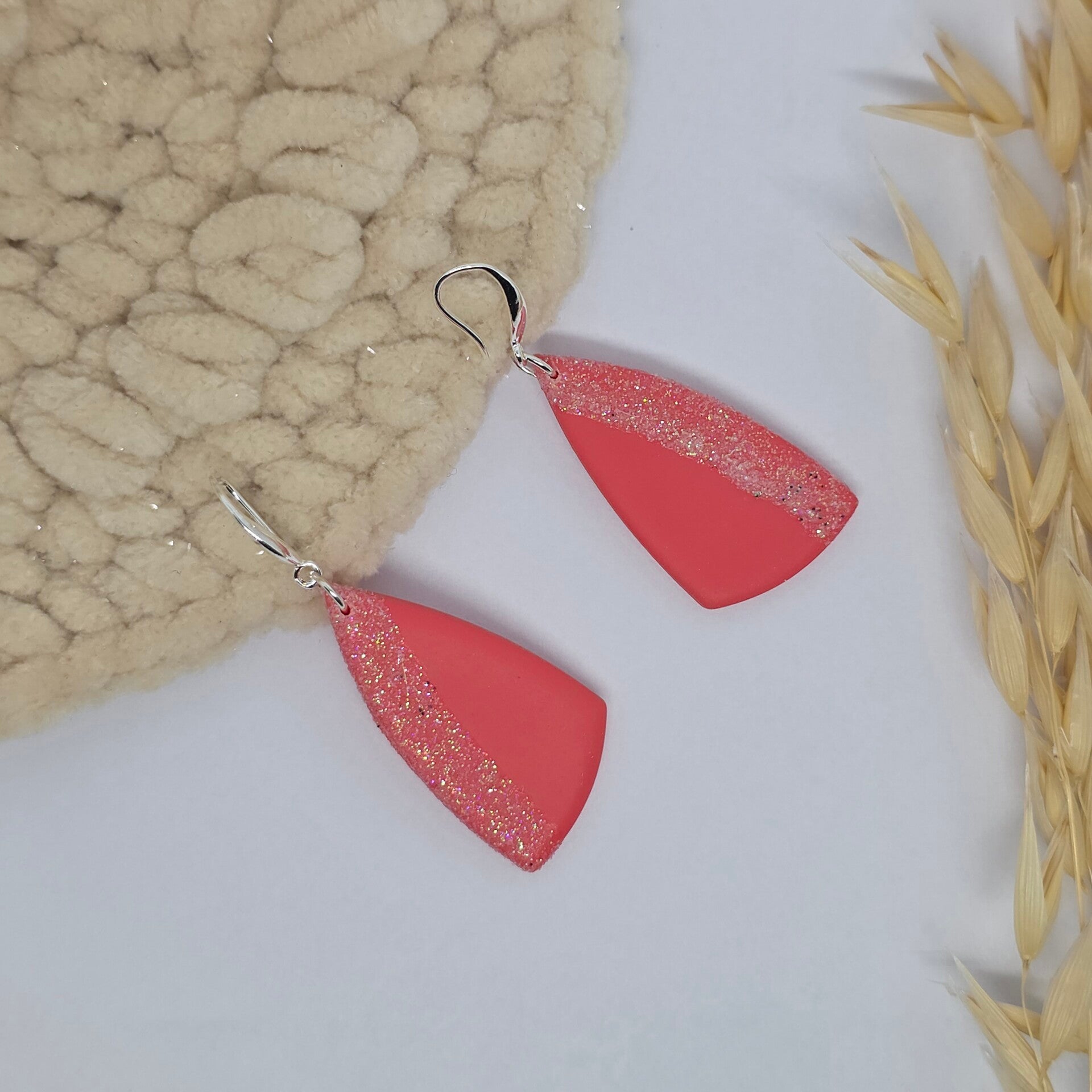 Roze oorbellen met glitter aan zilveren oorhaakjes