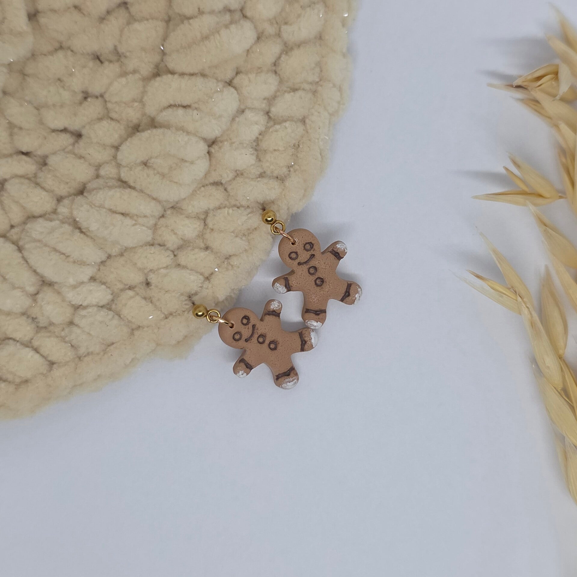 schattig koekenmannetje aan gouden stekertje