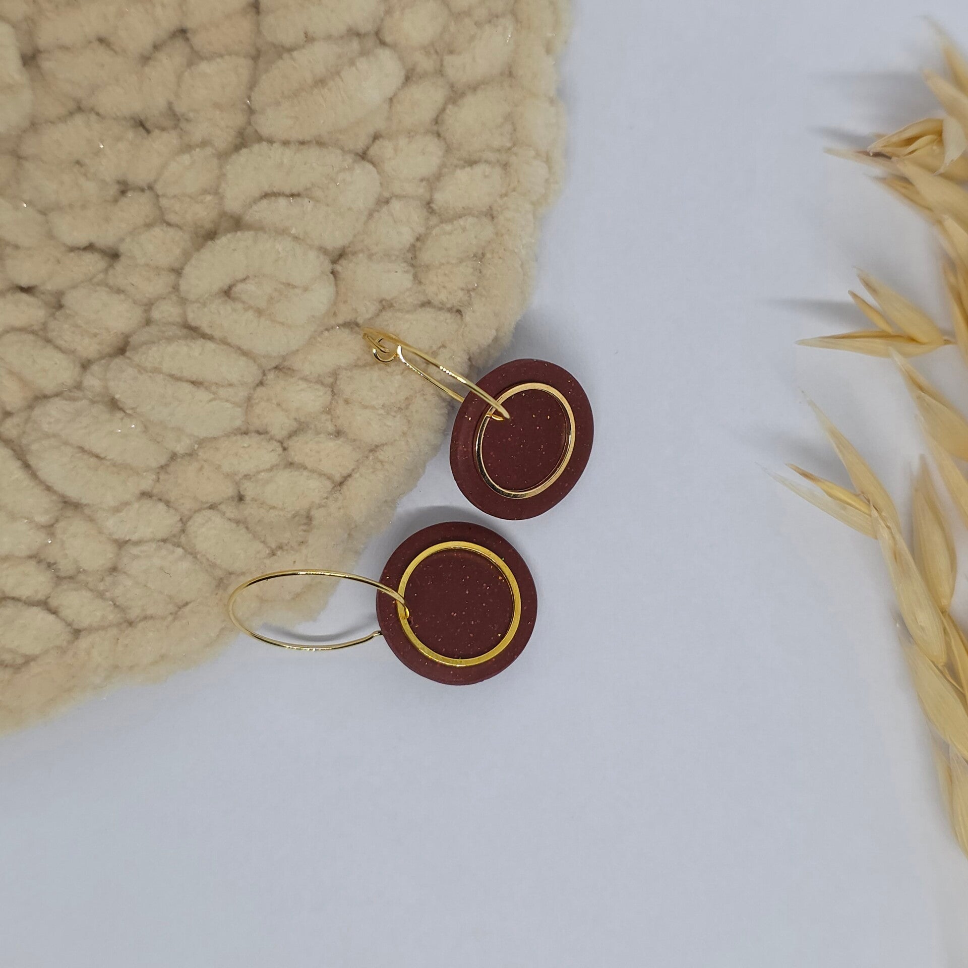 ronde oorbellen afgewerkt met gouden Rvs oorringen en cirkel