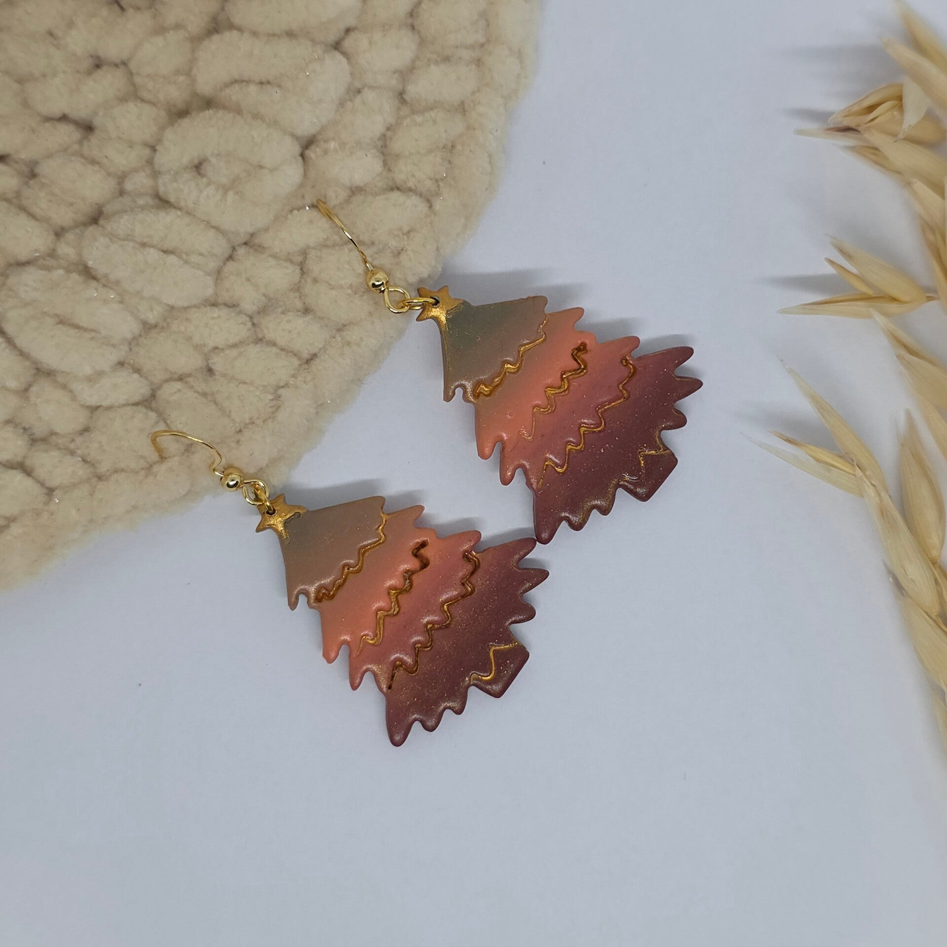 kerstboom hangoorbellen in zachte kleuren.