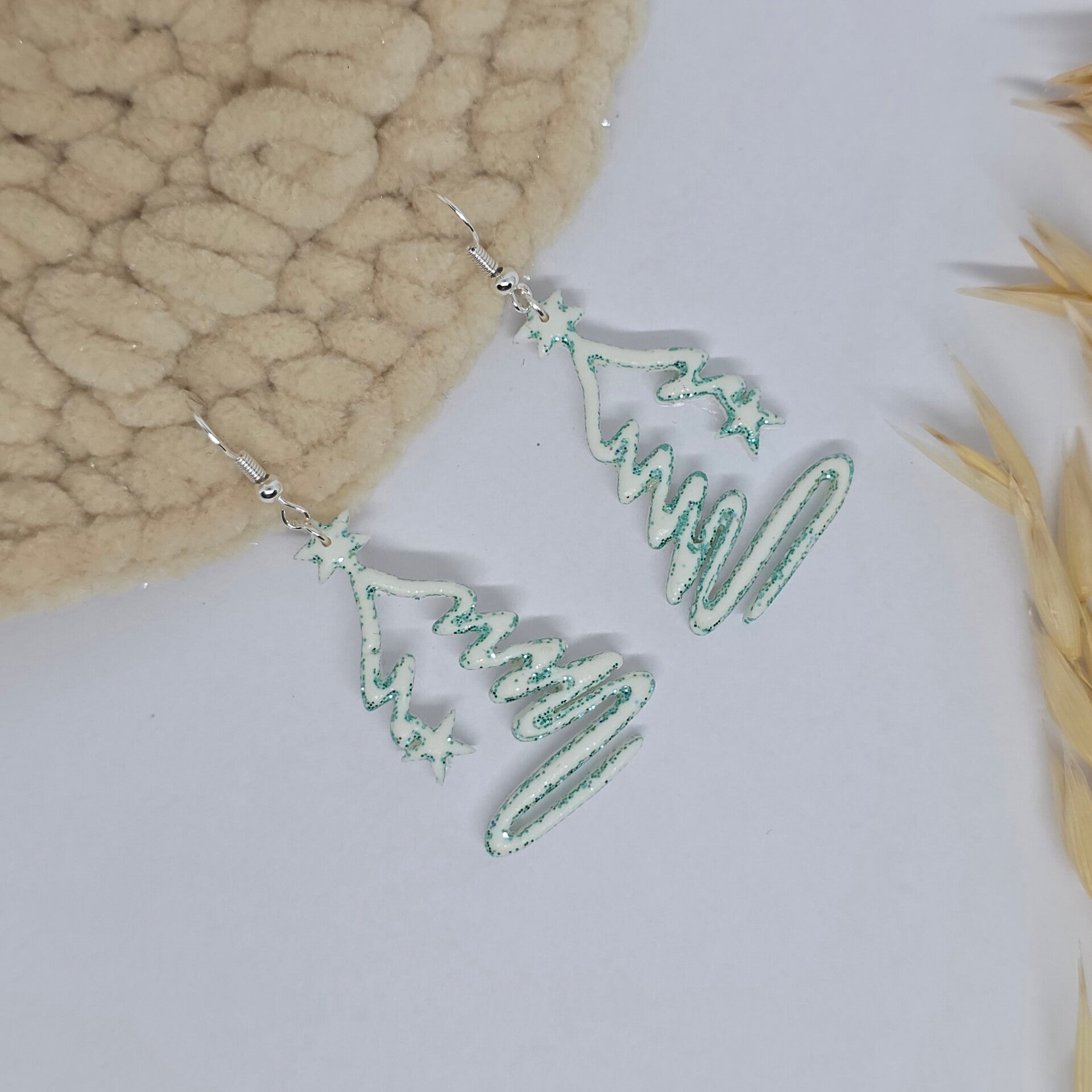 Witte kerstboom oorbellen met groene glitters