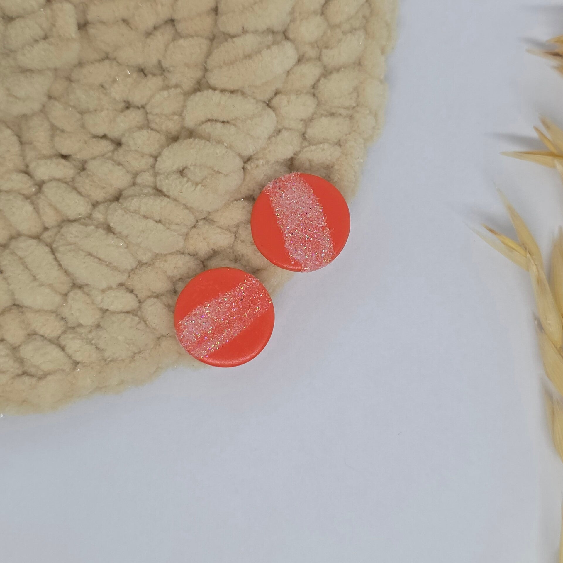 Roze ronde oorstekers met glitterstreep