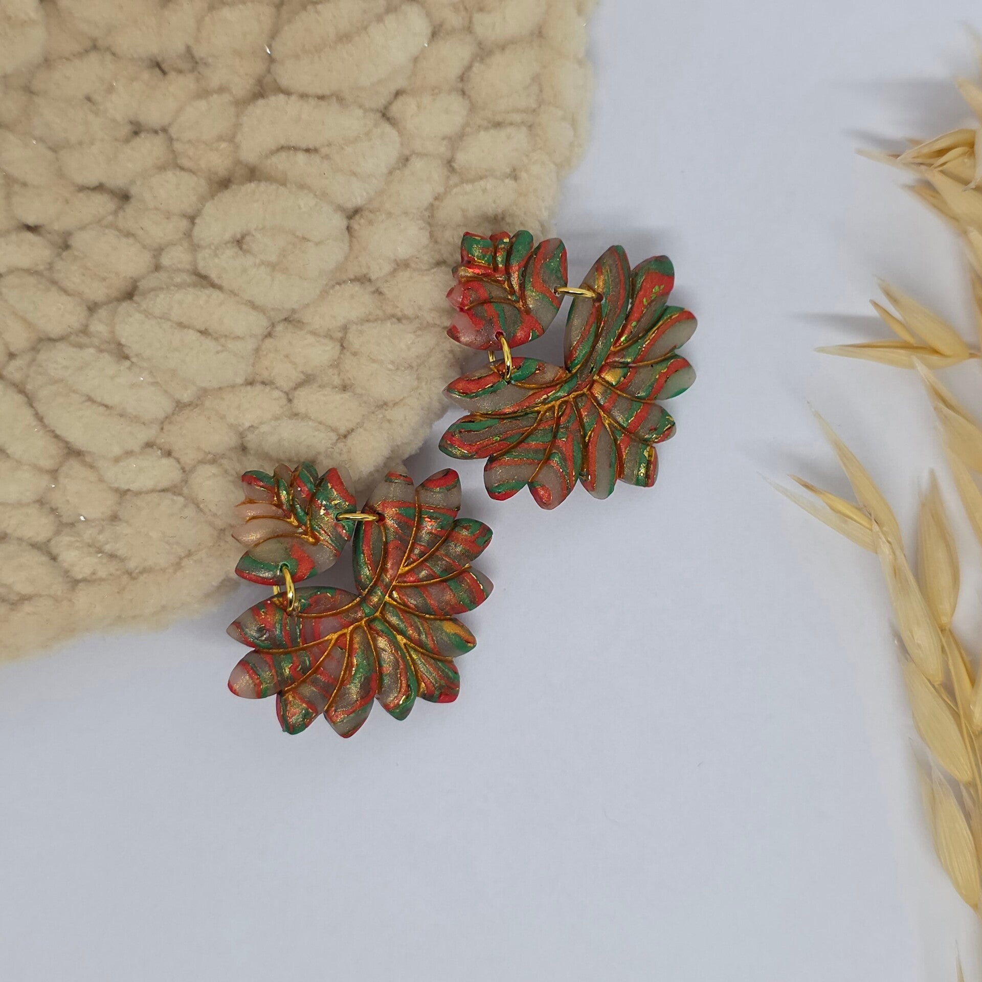 Elegante oorbellen in kerstkleuren