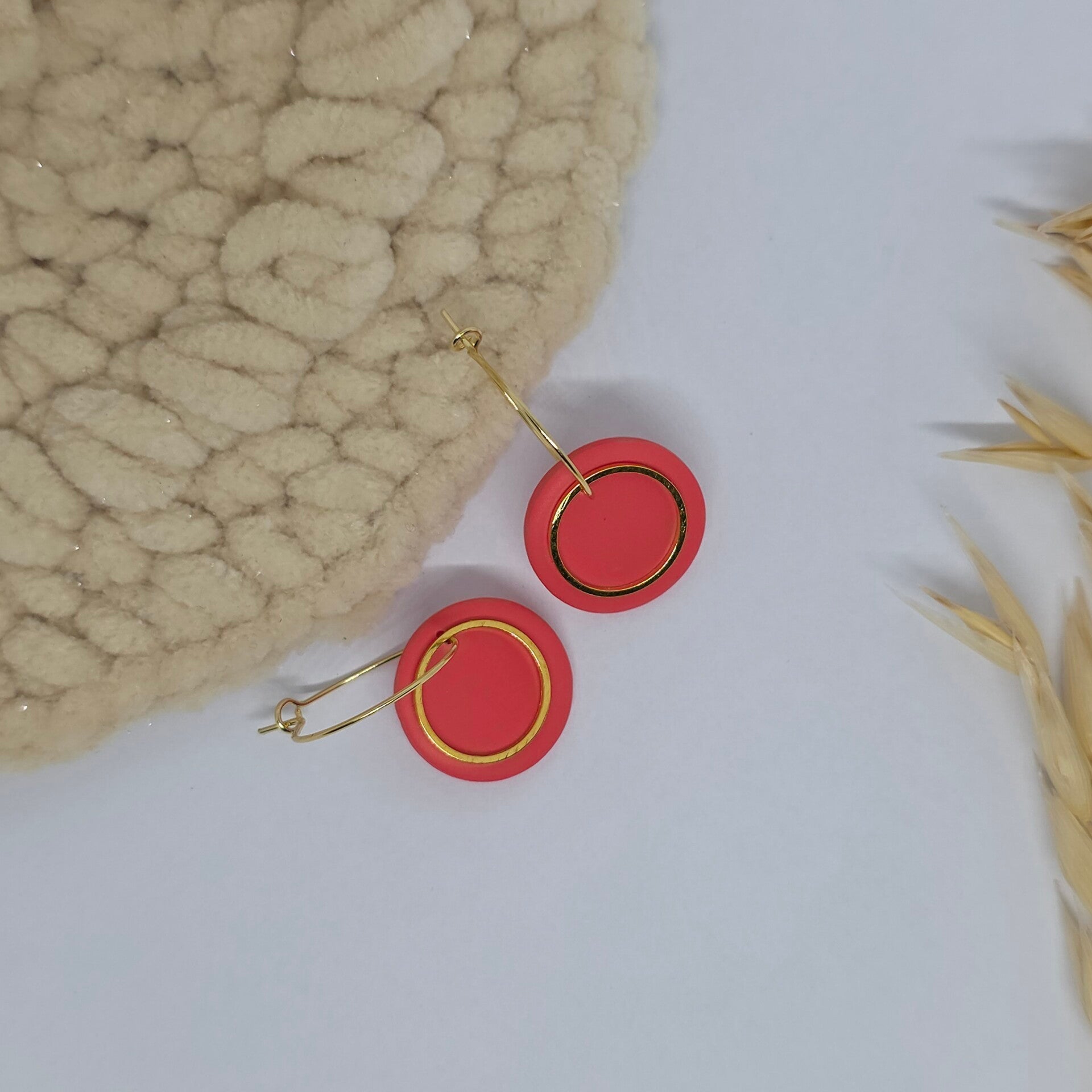 Roze polymeerklei rondjes met gouden rvs afwerking.