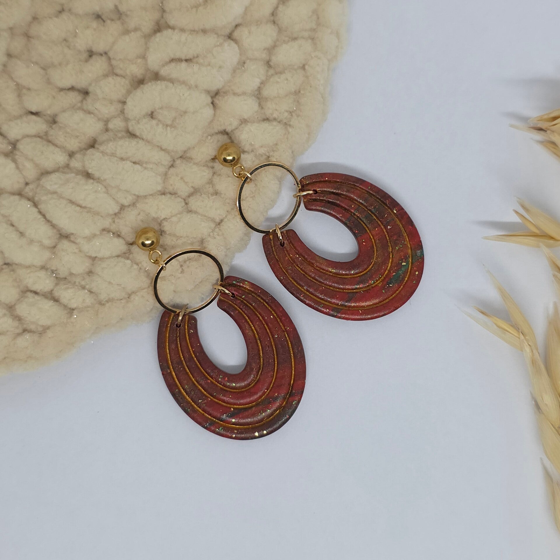 Elegante oorbellen in kerstkleuren