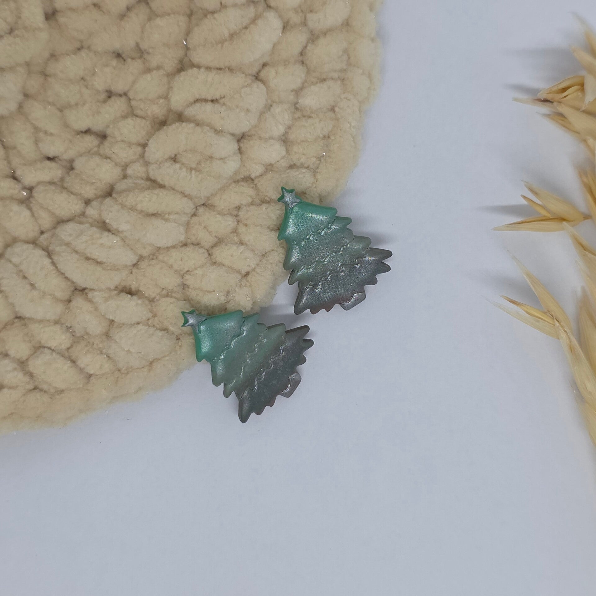 Groen/zilveren kerstboom oorbellen.