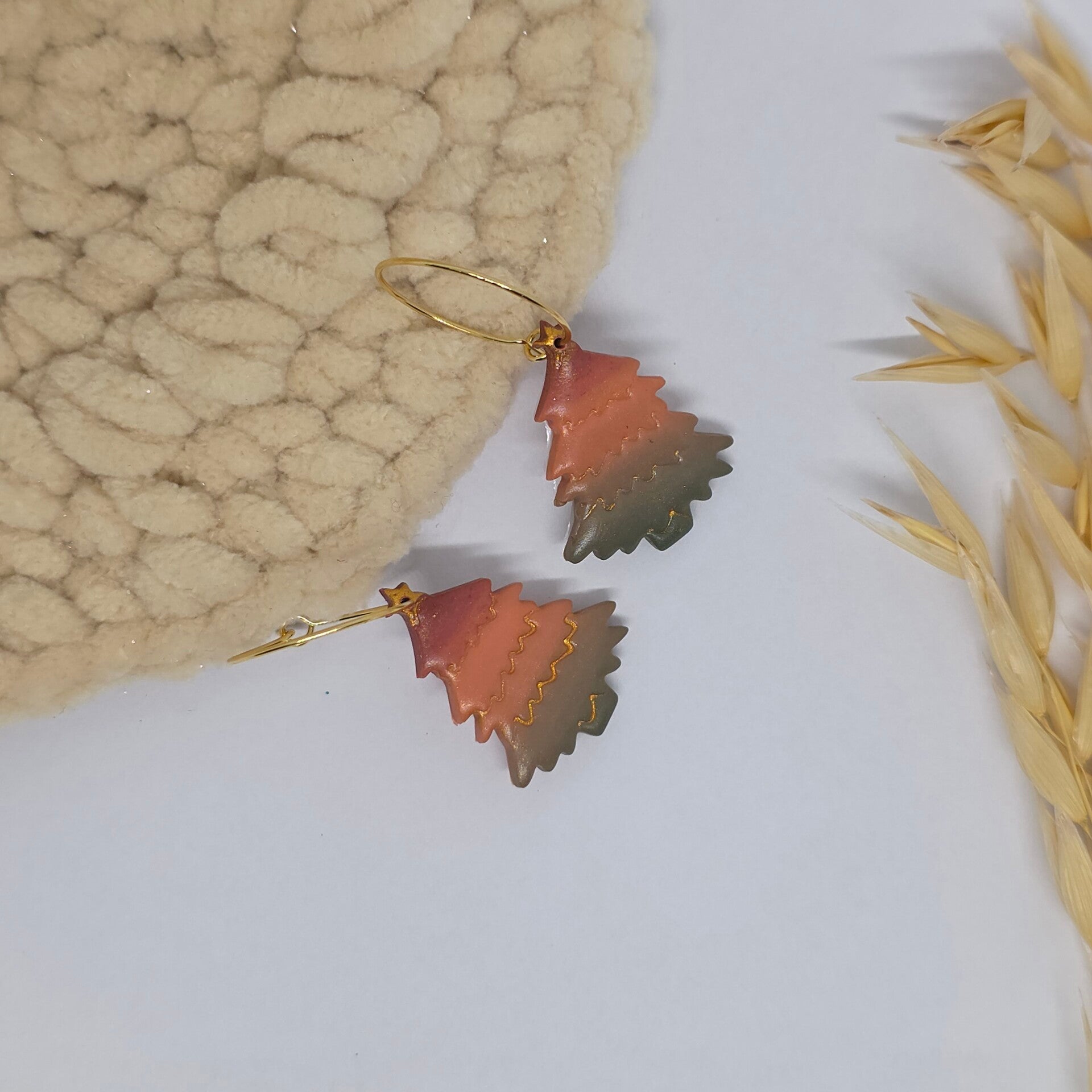 kerstbomen in zachte kleuren aan oorringen