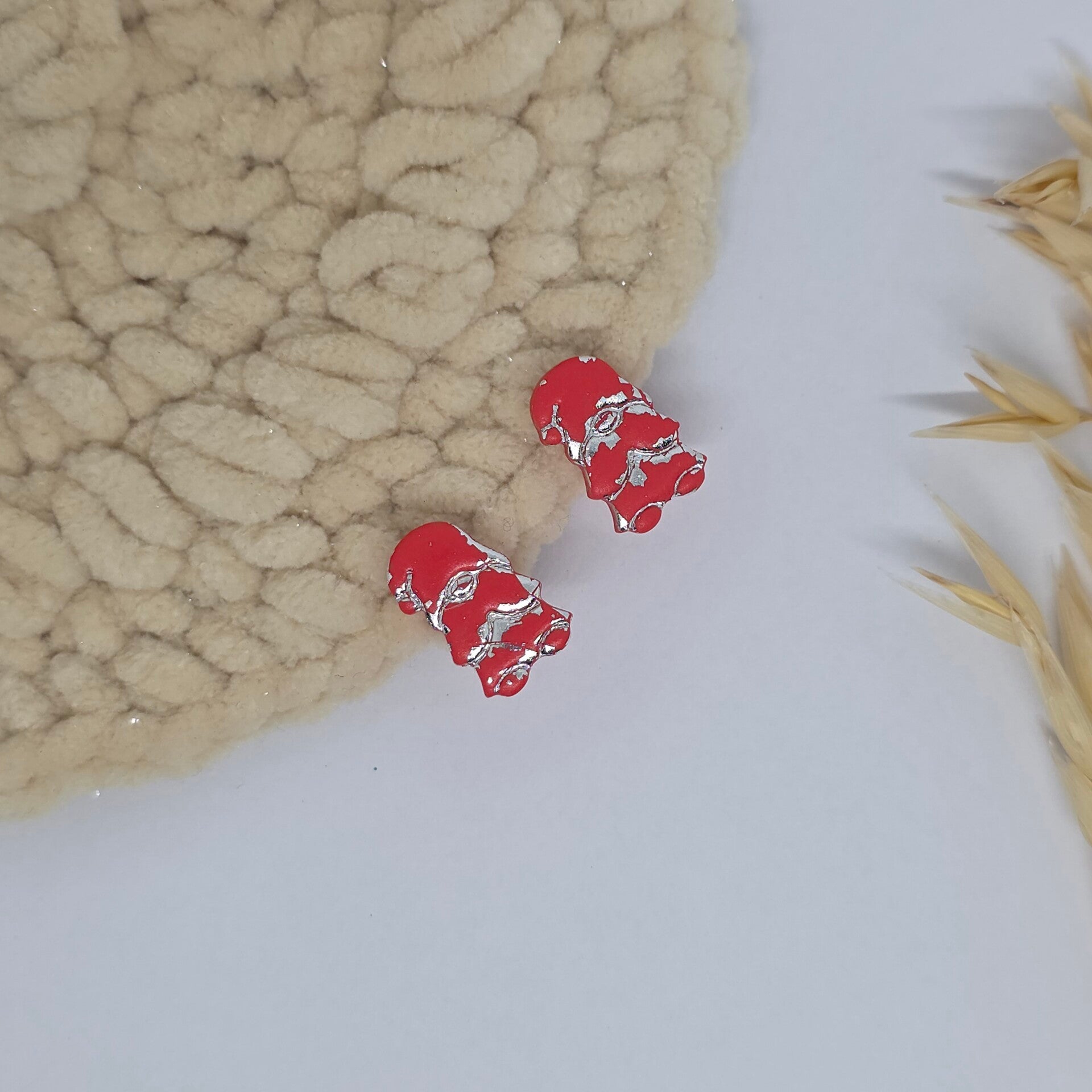 Rood met zilveren gnomes oorstekers