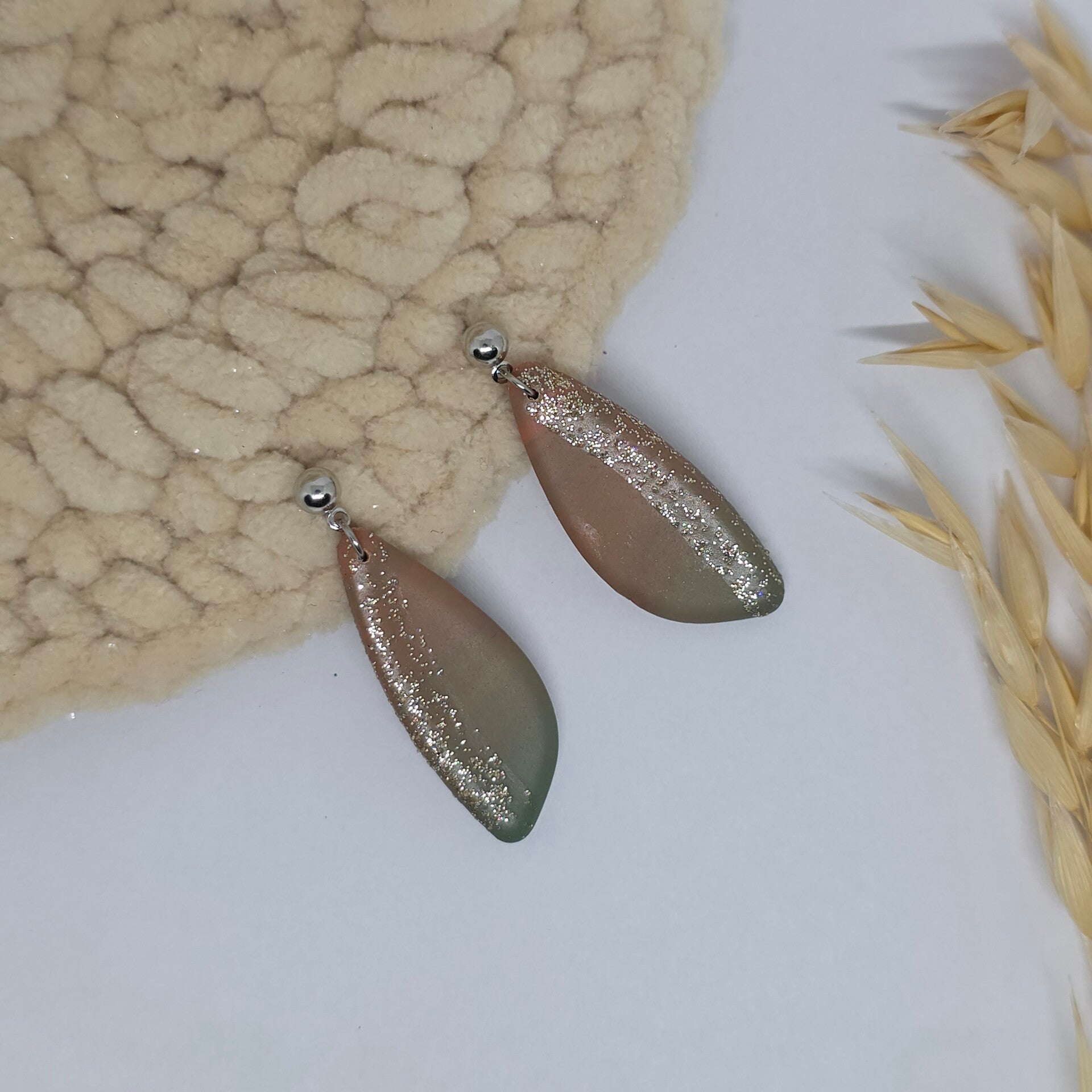 Oorbellen in zachte kleuren met glitters en zilveren rvs oorsteker