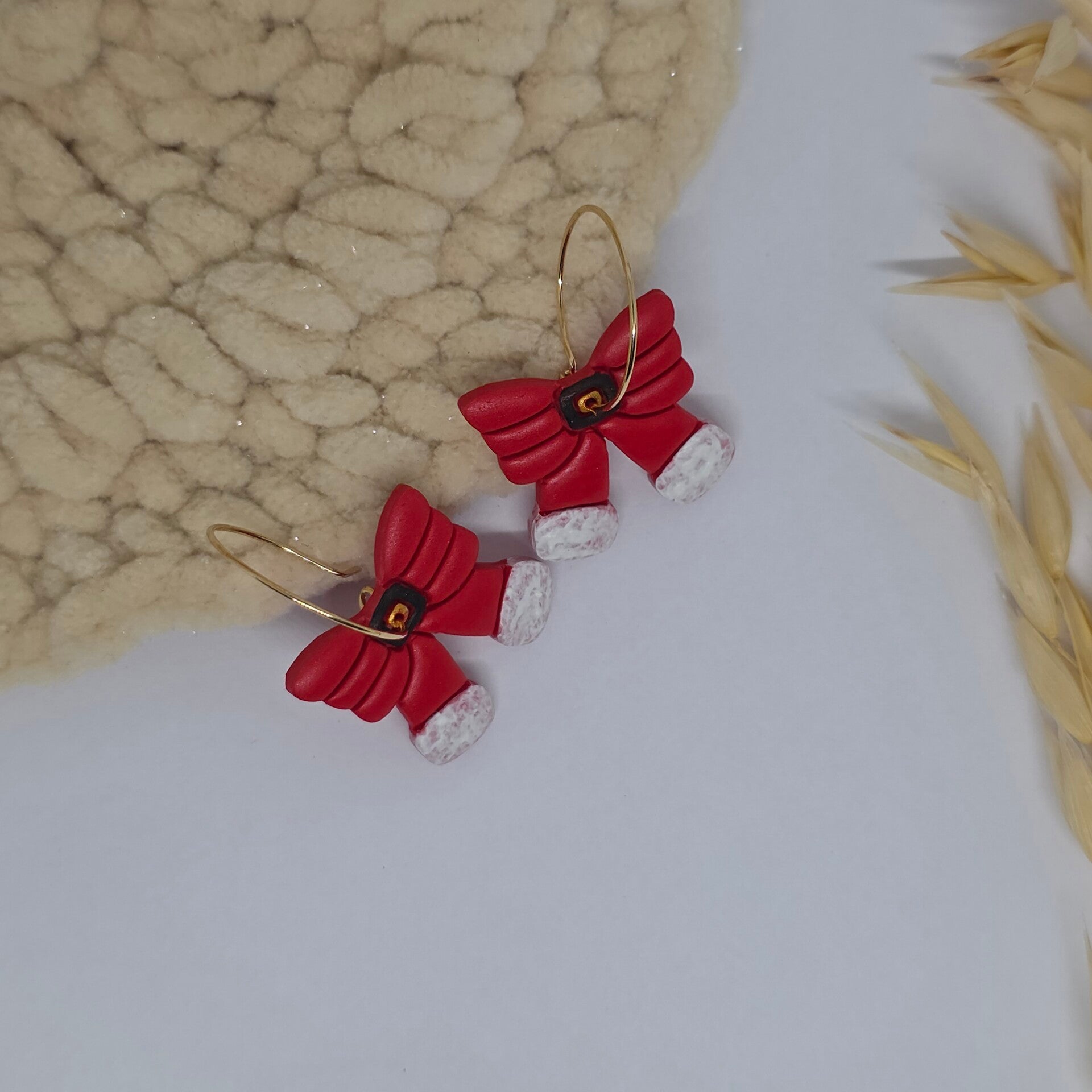 Grappige kerstmanstrikken aan oorringen