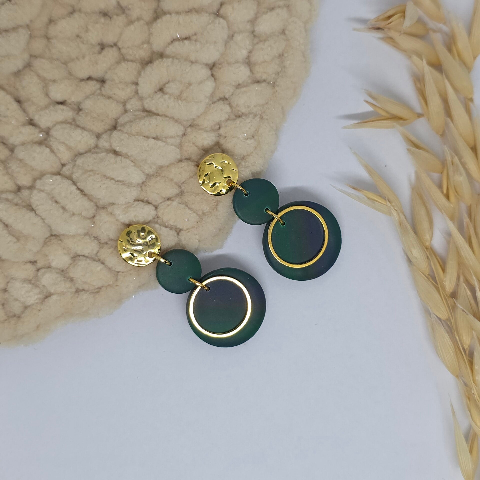 Elegante donkergroene oorbellen met gouden RVS afwerking.