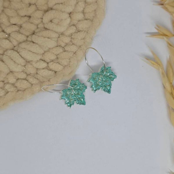 Glitter blaadjes aan oorring