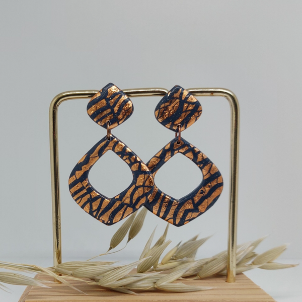 goud met donkerblauwe feestelijke oorbellen