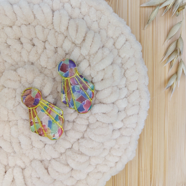 kleurrijke oorbellen afgewerkt met goudkleurige randjes