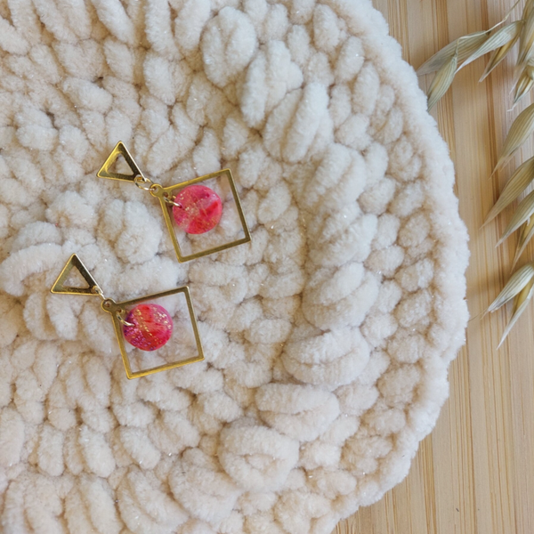 goudkleurige oorbellen met roze accent