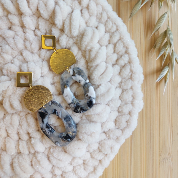 zwart witte oorbellen met goud accenten