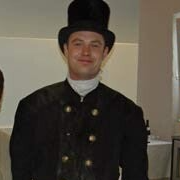 Schornsteinfeger Torben Tassler in traditioneller Arbeitskleidun