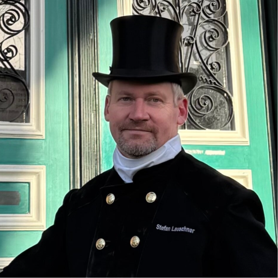 Schornsteinfegermeister Stefan Lauschner in traditioneller Kleidung vor dem Rathaus in Preetz