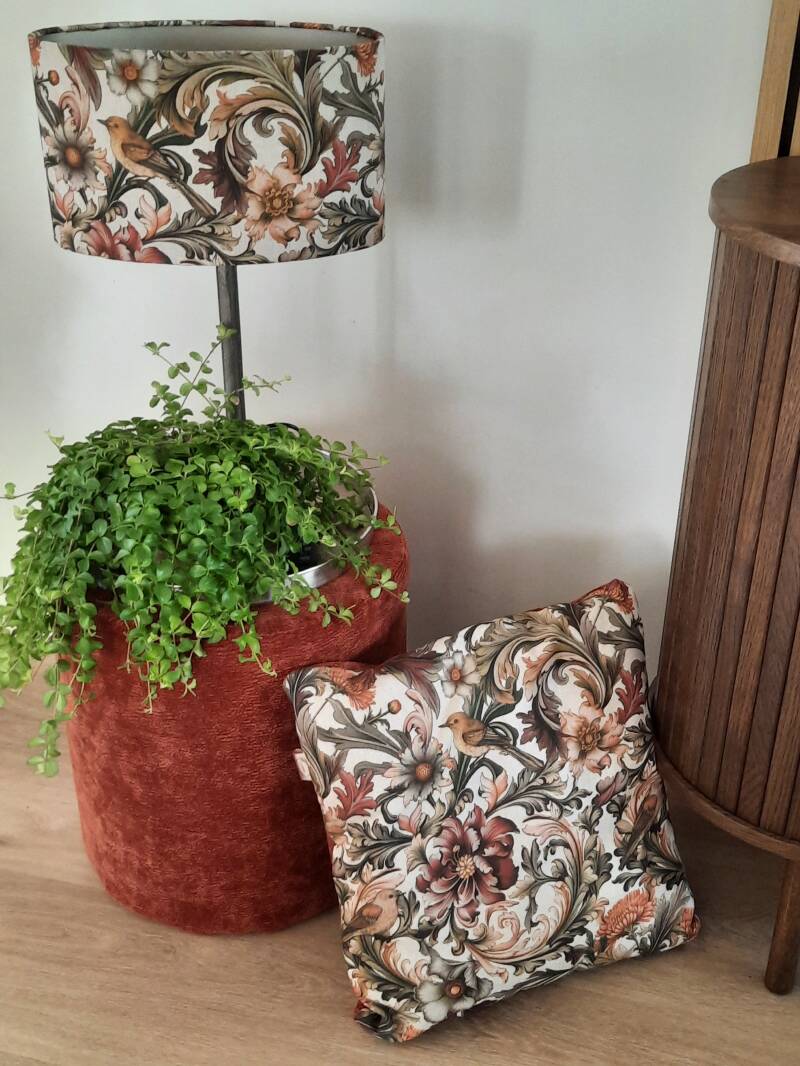 hocker, lampenkap en kussen birds and flowers