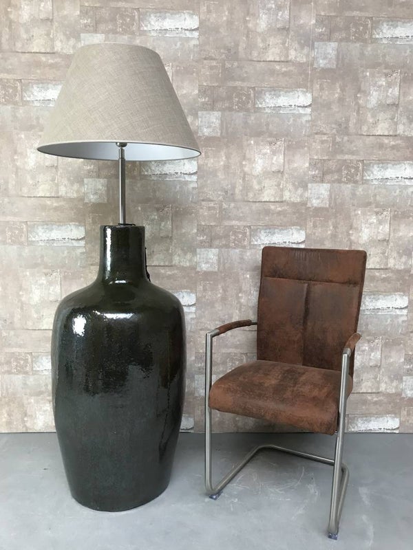 V031427 Vloerlamp aardewerk donker groen glazuur met licht bruine linnen kap.