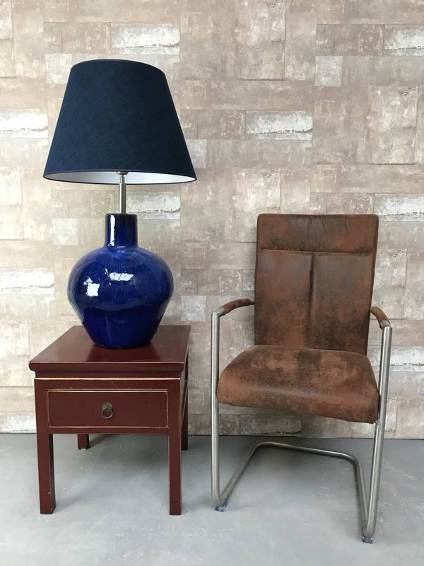 T031202 Tafellamp aardewerk blauw glazuur met blauwe linnen kap.