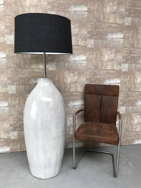 V020736 Vloerlamp aardewerk grijs glazuur met donker bruine linnen kap.