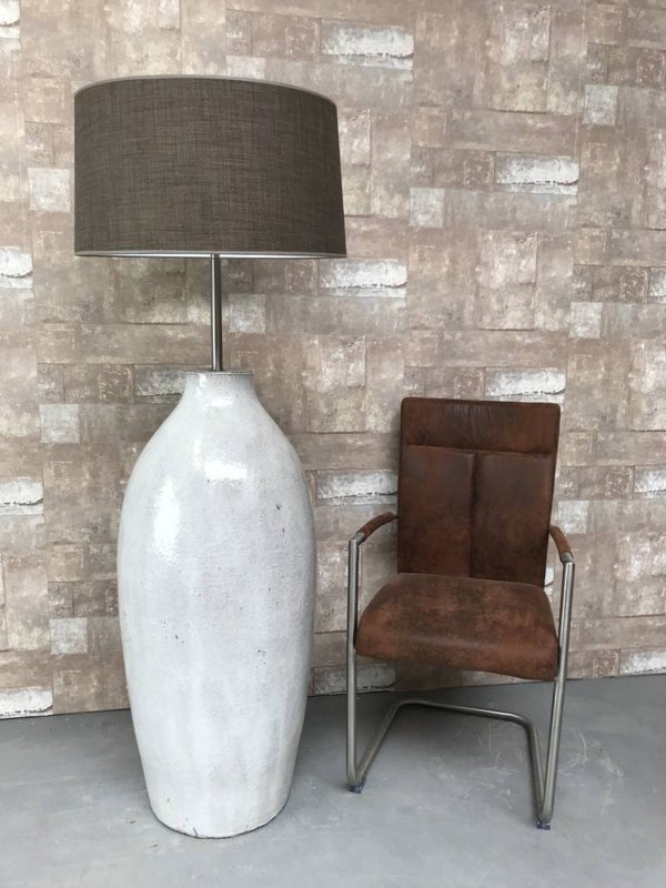 V020742 Vloerlamp aardewerk grijs glazuur met bruine linnen kap.
