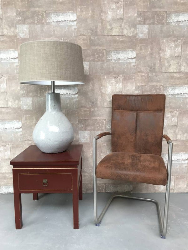 T020715 Tafellamp aardewerk grijs glazuur met licht bruine linnen kap.