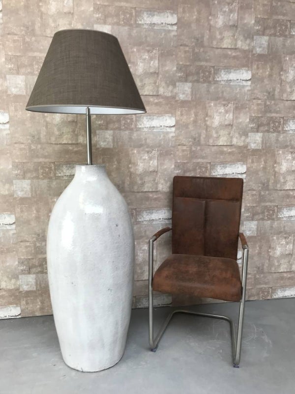 V020728 Vloerlamp aardewerk grijs glazuur met bruine linnen kap.