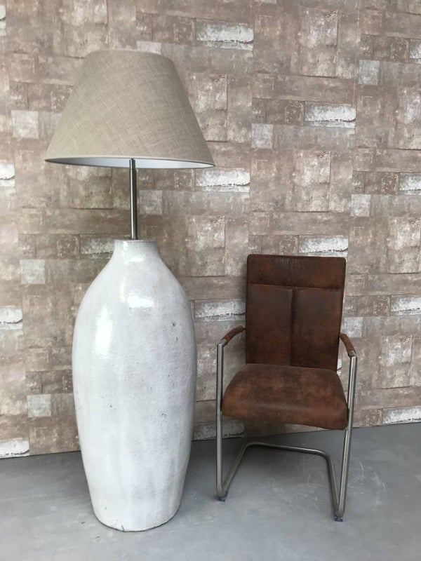 V020727 Vloerlamp aardewerk grijs glazuur met licht bruine linnen kap.